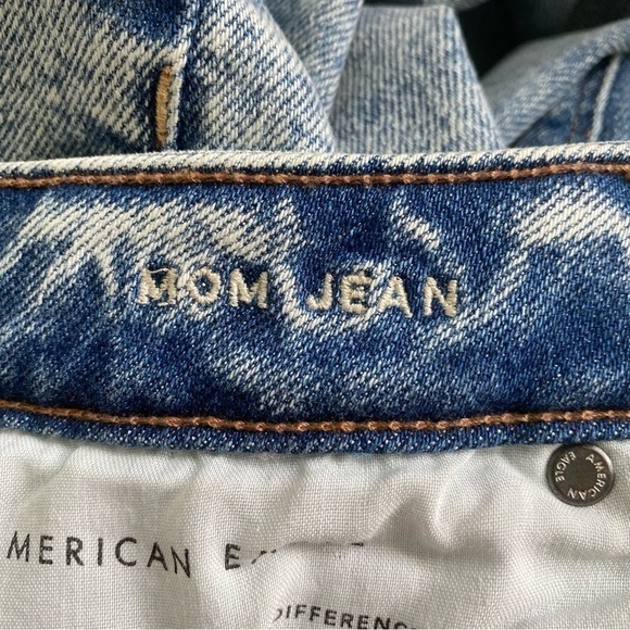 AMERICAN Eagle Stretch Mom Straight Jeans in Light Wash Denim • US 4 - Picture 9 of 14